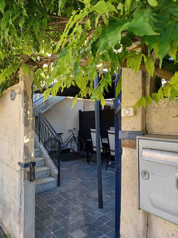 Notre Appartement de 68m2 + cours extérieure 25m2 est à proximité du Pont Chaban Bordeaux, France « L’appart O vélo » Chartrons Bassins à Flot Entire guesthouse vacation rental 52946262