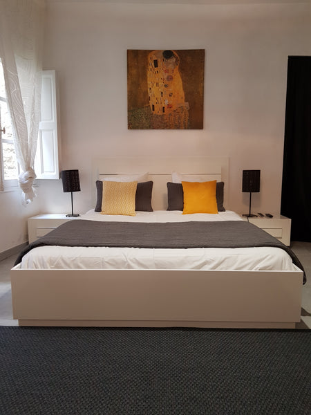 HIGH STANDING APPT, LOCATED IN A STONE BUILDING IN THE HISTORICAL CENTER, VERY Q La Rochelle, France Le cocon 1 de Bordeaux Entire rental unit vacation rental 6072724