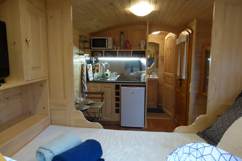 Roulotte neuve en bois tout équipée à 2 pas de Bordeaux.<br />Au calme, dans le  Talence, France Belle roulotte en bois sous des grands arbres Entire guesthouse vacation rental 22728378