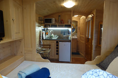 Roulotte neuve en bois tout équipée à 2 pas de Bordeaux.<br />Au calme, dans le  Talence, France Belle roulotte en bois sous des grands arbres Entire guesthouse vacation rental 22728378