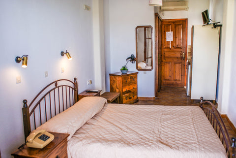 "Amorani Studios" is located at an ideal site in beautiful Batsi, on Andros. It   Amorani Studios" is a few steps from the bus stop, 200m from the square of quain Private room in rental unit vacation rental 586157334469600127