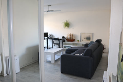 T2 de 52 m² au dernier étage avec balcon situé près des boulevards à Bordeaux .<  T2 de 52 m² au dernier étage avec balcon Entire rental unit vacation rental 50408674