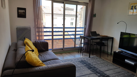 Studio apartment with 24m² living area, on the third floor (no lift) of a recent Saint-Victor, France Quiet, Bright Studio in Bdx Victoire / Capucins Entire rental unit vacation rental 19689906