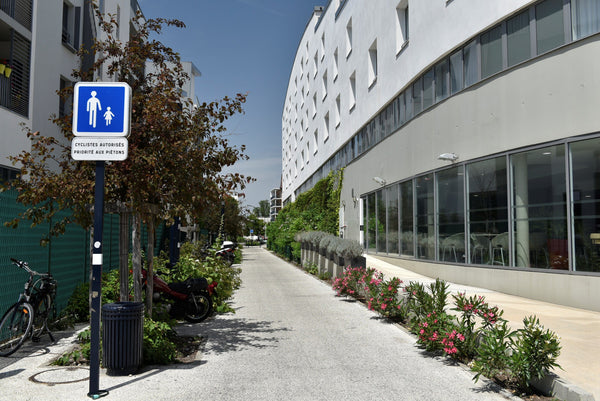 Our modern and bright studio, ideally located near the best of the region's art, Bordeaux, France Studio Cosy Près du Cité du Vin, Wi-Fi Gratuit! Entire serviced apartment vacation rental 53645742