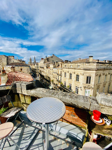 "Appartement situé au dernier étage ( assenceur) d'un immeuble en pierre typique Bordeaux, France T2 vue panoramique sur bordeaux Entire rental unit vacation rental 663424406738188402