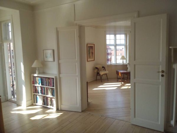 Lys 4 værelses lejlighed på 110 kvm. med god, central beliggenhed. Solrig altan  Copenhagen, Denmark Stor lys lejlighed - tæt på kunst, kultur og natur Entire condo vacation rental 18401282