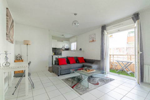 Paisible et verdoyante, venez séjourner dans cette agréable petite résidence.<br Bègles, France Appartement chaleureux dans petite résidence calme Entire condo vacation rental 612798400009085488