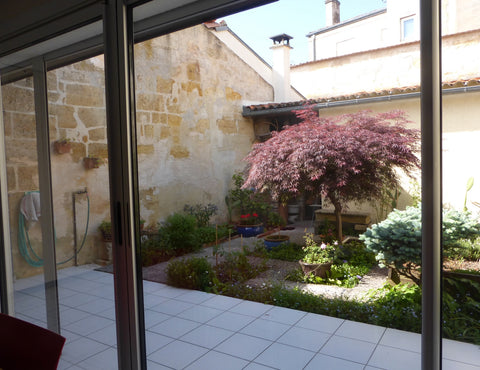 Notre maison lumineuse, ouverte sur une terrasse à l'étage, un patio, un jardin  Bordeaux, France chambre avec suite, quartier très calme, super pdj Private room in home vacation rental 24389292