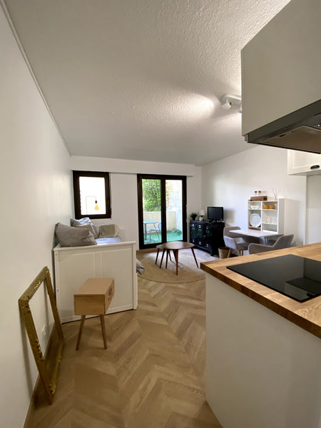 Simplifiez-vous la vie dans ce logement paisible et central. <br />Ce studio est Bordeaux, France Superbe studio avec terrasse Entire rental unit vacation rental 712244038431663006