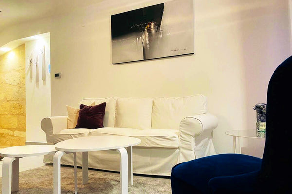 Dans une rue calme ; à seulement 2min de marche de la gare .Venez découvrir cett Bordeaux, France Votre confort au pied de la gare Saint Jean. Entire home vacation rental 44130044