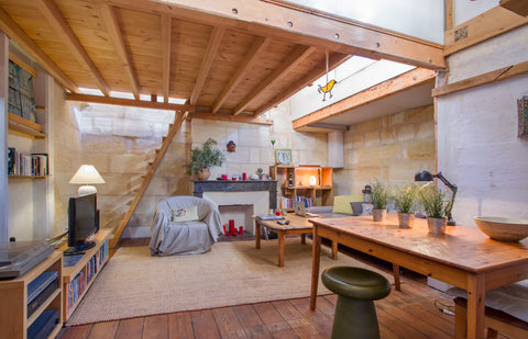 Charming flat, between wood, stone and sky.... In the heart of the historical pa Bordeaux, France On the roof of Bordeaux Heritage... Entire rental unit vacation rental 4370385