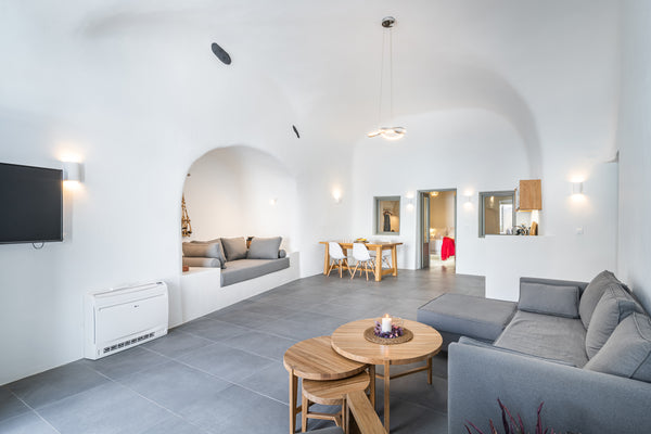 Newly renovated traditional cave house with a modern touch, situated in Fira, an Greece Veneston Suites, Kapari Cycladic home vacation rental 8653514