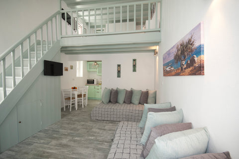 Anna’s house offers a quiet location, inside the cosmopolitan Chora of Mykonos.   Anna's house Cycladic home vacation rental 6689496