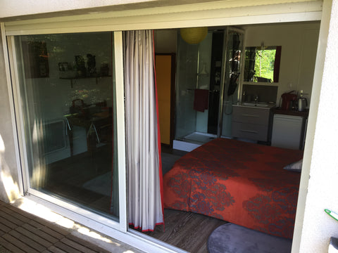Une grande chambre avec une baie vitrée donnant sur le jardin. Elle contient un  Carbon-Blanc, France Chambre indépendante  tout confort Private room in home vacation rental 8384057