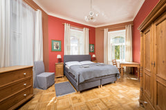 3 min walk to Charles Bridge<br />5 min walk to Old Town Square<br />7 min train Prague, Czechia SUPER CLASSY 3 bdrm apt. OLD TOWN Entire rental unit vacation rental 13217443