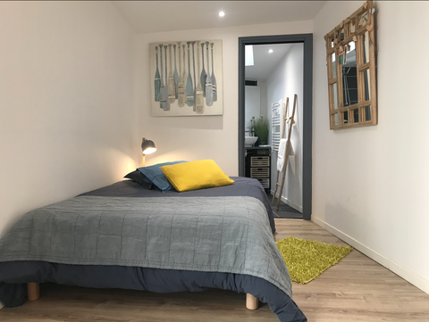 Dans une jolie échoppe Bordelaise située Barrière de Bègles, la chambre donne su Bordeaux, France Chambre douche indépendantes, petit déjeuner, wifi Private room in townhouse vacation rental 21514302