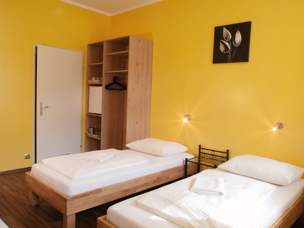 In our self-service hostel Leni's Place, you can have shower/toilet, WiFi, satel  2-Bed-Room with private bathroom & shared kitchen Private room in vacation home vacation rental 686820787830644498
