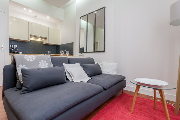 Trés joli  deux pièces avec un  patio aménagé pour se détendre, prendre son peti Bordeaux, France Très Beau 2 pièces/patio au calme Bordeaux centre Entire rental unit vacation rental 5765163