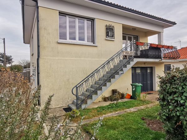 Maison T4 tout confort de 75 m2.<br />La partie logement se situe au premier éta Mérignac, France Maison individuelle avec jardin Entire home vacation rental 54324695