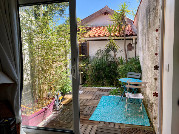 Tramway à 3 mn à pied. 15 mn du centre ville en 6 arrêts. Logement récent (octob Bordeaux, France chambres chaleureuses,  sdb et terrasse privative Entire rental unit vacation rental 42574155