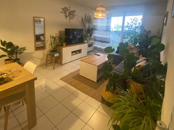 Ce bel appartement avec balcon peut accueillir jusqu'à 2 personnes.<br />Vous au Bègles, France Appartement T2 à 10 min du centre Entire condo vacation rental 8056202