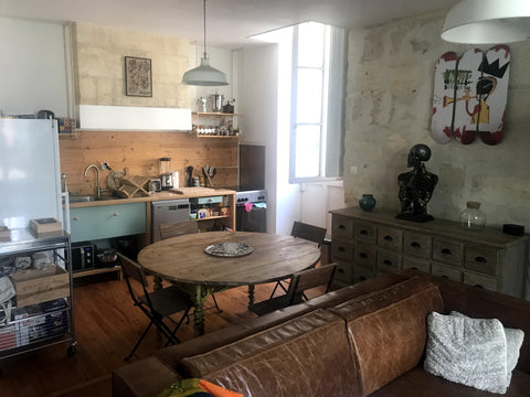 Situé sur une place piétonne vivante en plein coeur du vieux Bordeaux, mon appar Bordeaux, France Appartement avec terrasse centre historique Entire rental unit vacation rental 652610264187933328