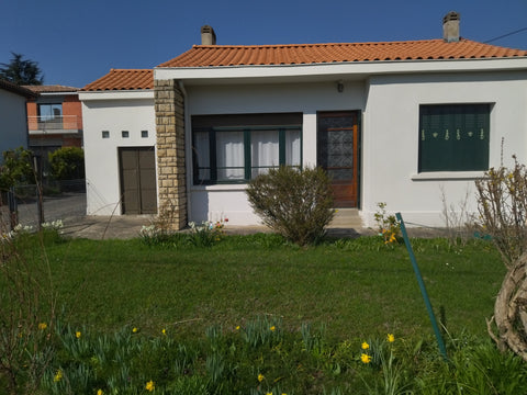 Simplifiez-vous la vie dans ce logement paisible et central.Logement réservé aux  Maison de 50m2 avec jardin et parking Entire home vacation rental 577994372049368000