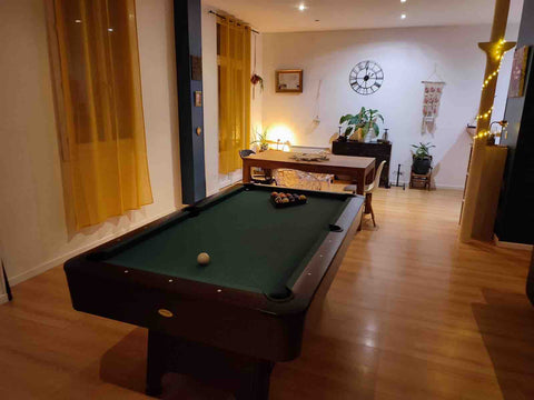 Appartement de 120m2 au rdc d’une bâtisse en pierre, dans un quartier calme,  à   Appartement spacieux avec terrasse et billard Entire rental unit vacation rental 48284416