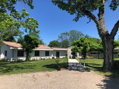 A proximité immédiate du Golf de Pessac entre les champs de maïs et les chevaux,  Maison de 340 m² dans un magnifique parc arboré Entire home vacation rental 50276814