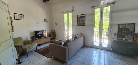 Appartement, avec balcon donnant sur une place calme tout juste rénovée, proche  Bordeaux, France Bordeaux, appartement avec balcon. Entire rental unit vacation rental 557984881822925007