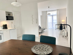 Dit appartement is zeer licht en in december 2021 gerenoveerd. Het bevindt zich  Brussels, Belgium Wit II, nabij metro, trein (reg.nr. 330162-412) Entire condo vacation rental 53996354