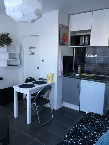 L 'appartement<br /><br />Studio 17m2, lumineux et calme (situé au 1er étage sur Bordeaux, France studio jardin public calme et lumineux Entire rental unit vacation rental 18632931