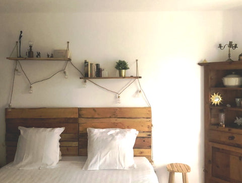 Bienvenue dans la grande chambre or/blanc/bois  avec lit king-size 180×200.<br / Mérignac, France Chambre au calme et sa SDB privée + petit déj Private room in home vacation rental 53687322