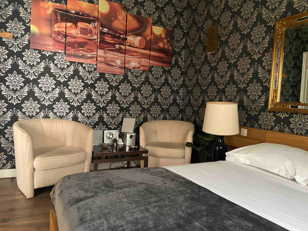Depuis 1972, le studio A est devenu LE lieu de rendez-vous galant de la région b Brussels, Belgium La Chambre 3 « années 70 » Private room in townhouse vacation rental 51843435