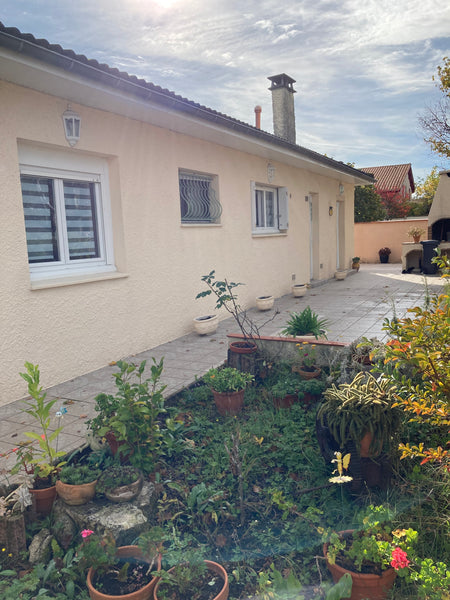 Loue à 12Km de BORDEAUX, dans une charmante maison au calme, 1 chambre avec une  Carbon-Blanc, France LES AMANDIERS  chambre 