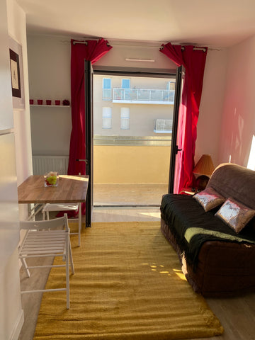 Bel appartement de 40m2 avec un balcon, situé au troisième étage d'un immeuble n  Appartement T2 Immeuble neuf Bègles Entire rental unit vacation rental 53711187