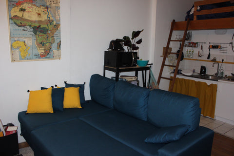 Bienvenue dans mon studio de 27m2 au 1er étage d’un immeuble bordelais. Le couch Bordeaux, France Studio cosy au centre de Bordeaux Entire rental unit vacation rental 47146874