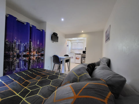 Simplifiez-vous la vie dans ce logement paisible, élégant et central.<br />Parki  ★Le cocon américain★Pessac★Tram B★Matelas confort Entire condo vacation rental 668175050939604582