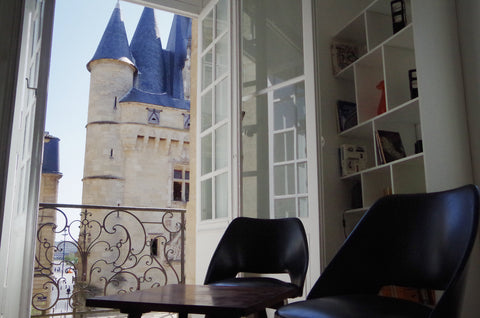 Ideally located in the heart of Bordeaux, in St Pierre district, in a very nice  Bordeaux, France PLACE DU PALAIS CENTER MAGIC 85M2 -BALCONY-GARAGE Entire rental unit vacation rental 7161372