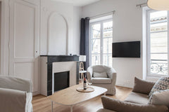 This charming apartment for 2 is located on the Cours du Chapeau rouge on the 4t Bordeaux, France Beautiful bright apartment near the Grand Theater Entire rental unit vacation rental 46252475