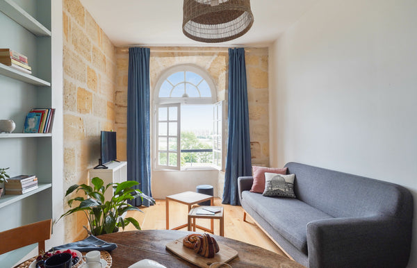 Located in the centre of Bordeaux, with an exceptional view of the Garonne, this Paris, France Beautiful flat in the historic centre of Bordeaux Entire rental unit vacation rental 51058003