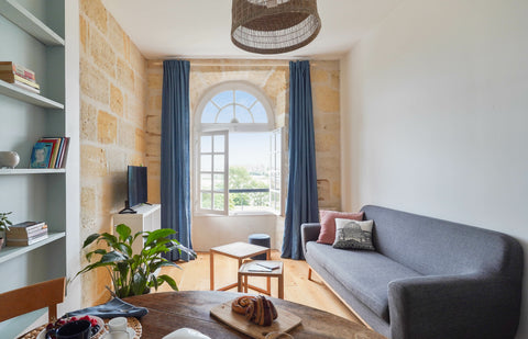 Located in the centre of Bordeaux, with an exceptional view of the Garonne, this Paris, France Beautiful flat in the historic centre of Bordeaux Entire rental unit vacation rental 51058003