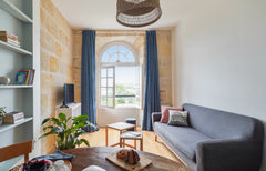 Located in the centre of Bordeaux, with an exceptional view of the Garonne, this Paris, France Beautiful flat in the historic centre of Bordeaux Entire rental unit vacation rental 51058003