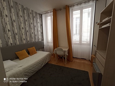 Chambre de 9m² au 1er étage, très lumineuse.<br /><br /><b>The space</b><br />Si  Jolie chambre au coeur de Bordeaux Private room in guesthouse vacation rental 16389160