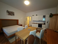 Když se ubytuješ na tomto místě v srdci dění, s rodinou to budete mít kousek na  Hlavní město Praha, Czechia Astronomical Clock home Entire condo vacation rental 54001115