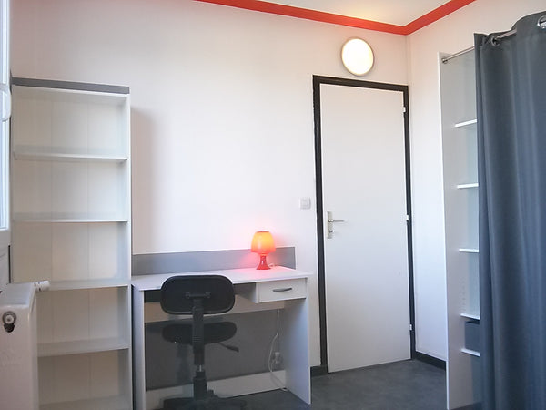 Chambre privée dans un appartement calme tous équipée : dressing, bureau, lit, é France Chambre (4)  Pessac Private room in condo vacation rental 26246885