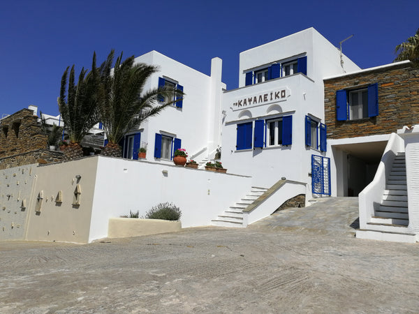 La maison se situe dans un village classé pour ses passages couverts, à 10 minut Greece Studios indépendants dans grande maison familiale Private room in cycladic house vacation rental 31489016
